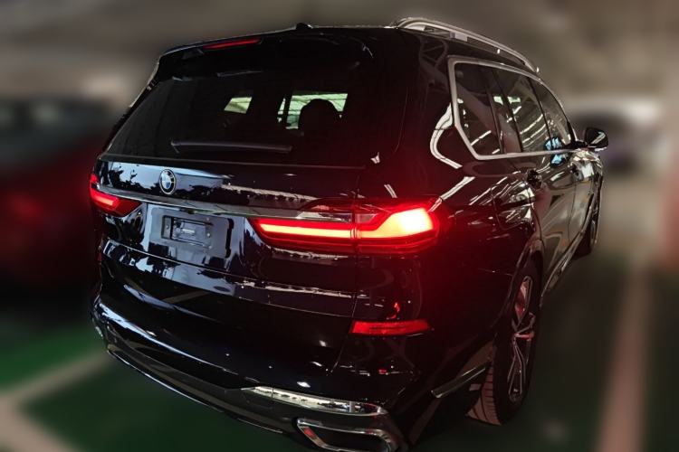 Used BMW X7 2021 xDrive40i Luxury M Sport Package Rear Right 45 Deg