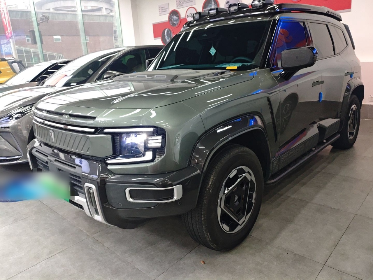 تحت مقدمة السيارة