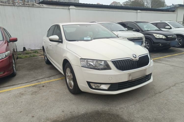 Used Skoda Octavia 2016 1.6L Automatic Front-Wheel Drive Model Front Right 45 Deg