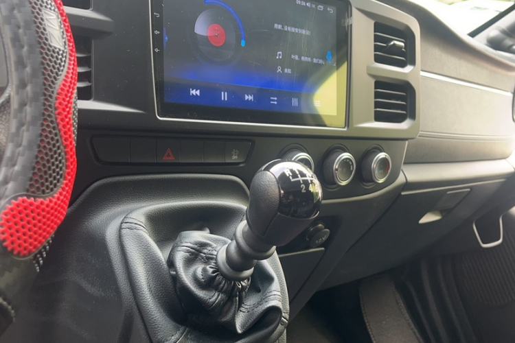 Used JMC Fushun 2023 2.0T Manual Short-Wheelbase Low-Roof Commercial Van 2/3 Seats with Dual-Swing Tailgate
