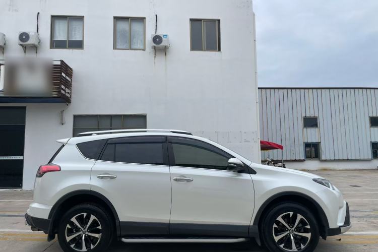 Used Toyota RAV4 2016 2.0L CVT Two-Wheel Drive Fashion Edition China V Standard
