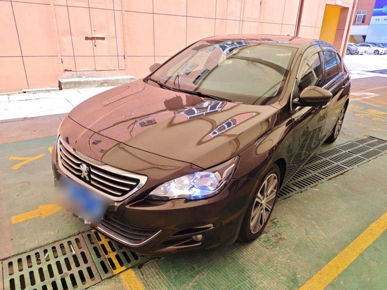 Под передней частью автомобиля