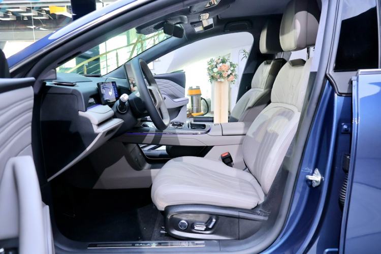 Used Geely Galaxy 8 2025 130km EM-i Flagship Edition Interior 5