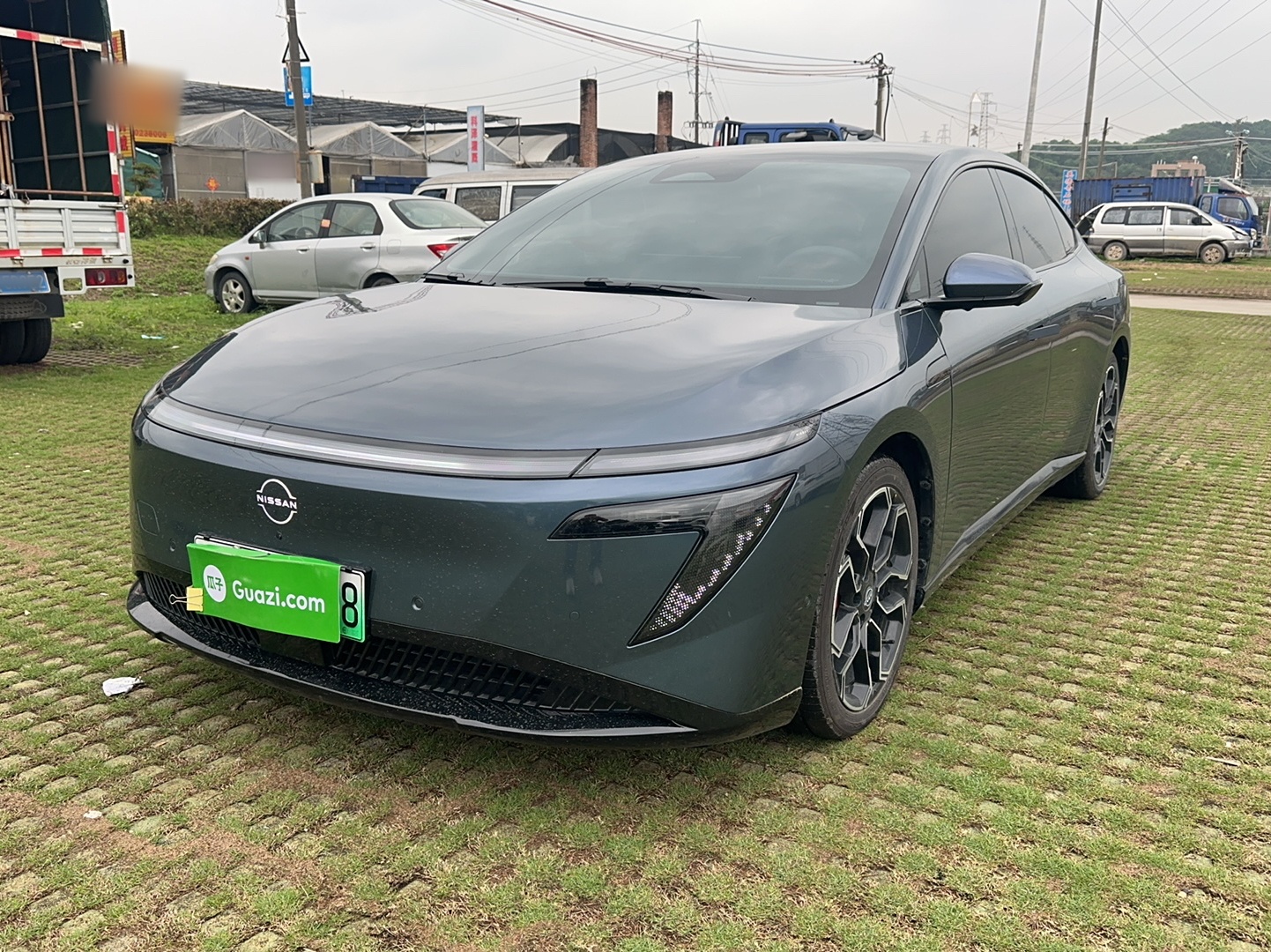 تحت مقدمة السيارة