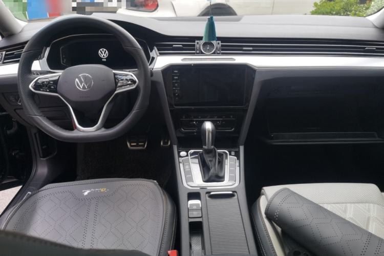 Used Volkswagen Magotan 2023 2 Million Units Commemorative Edition 330TSI DSG Luxury Version Center Console