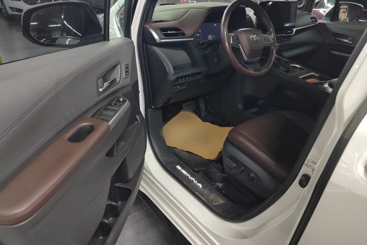 Used Toyota SIENNA 2023 2.5L Hybrid Platinum Edition Driver Seat