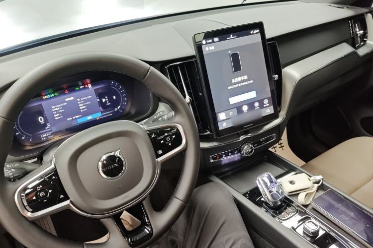 Used Volvo XC60 2026 B5 4x4 Smart Luxury Edition Center Console