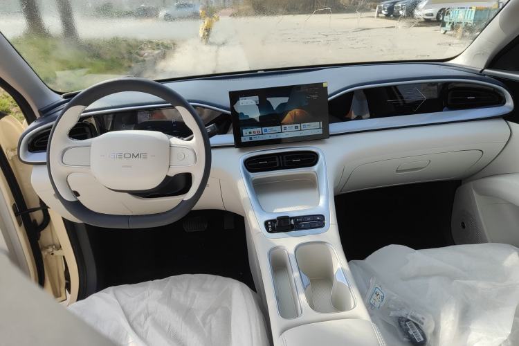 Used Geely Galaxy Geome 2025 410 km Free Version
