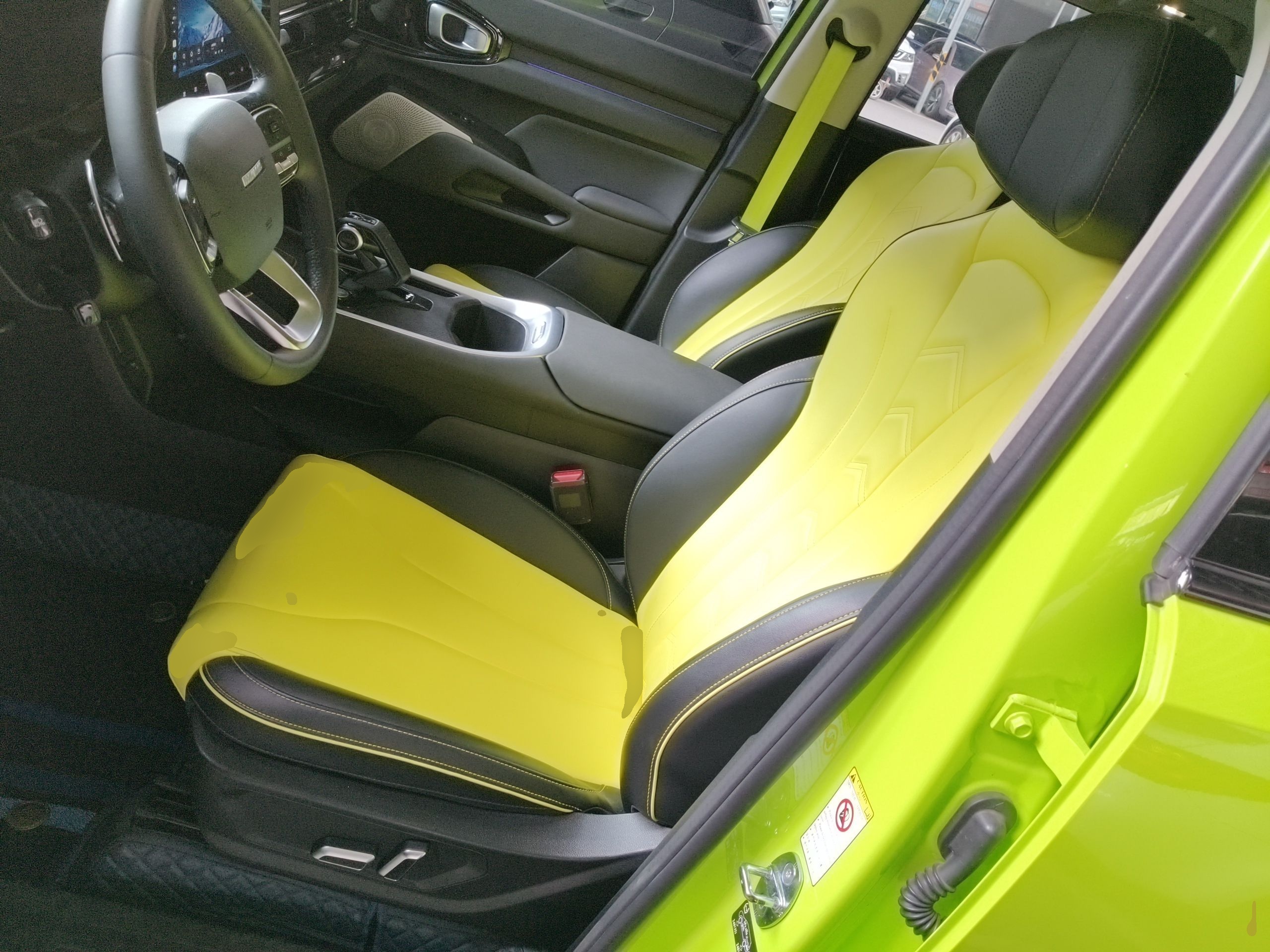 المقاعد الأمامية داخل السيارة