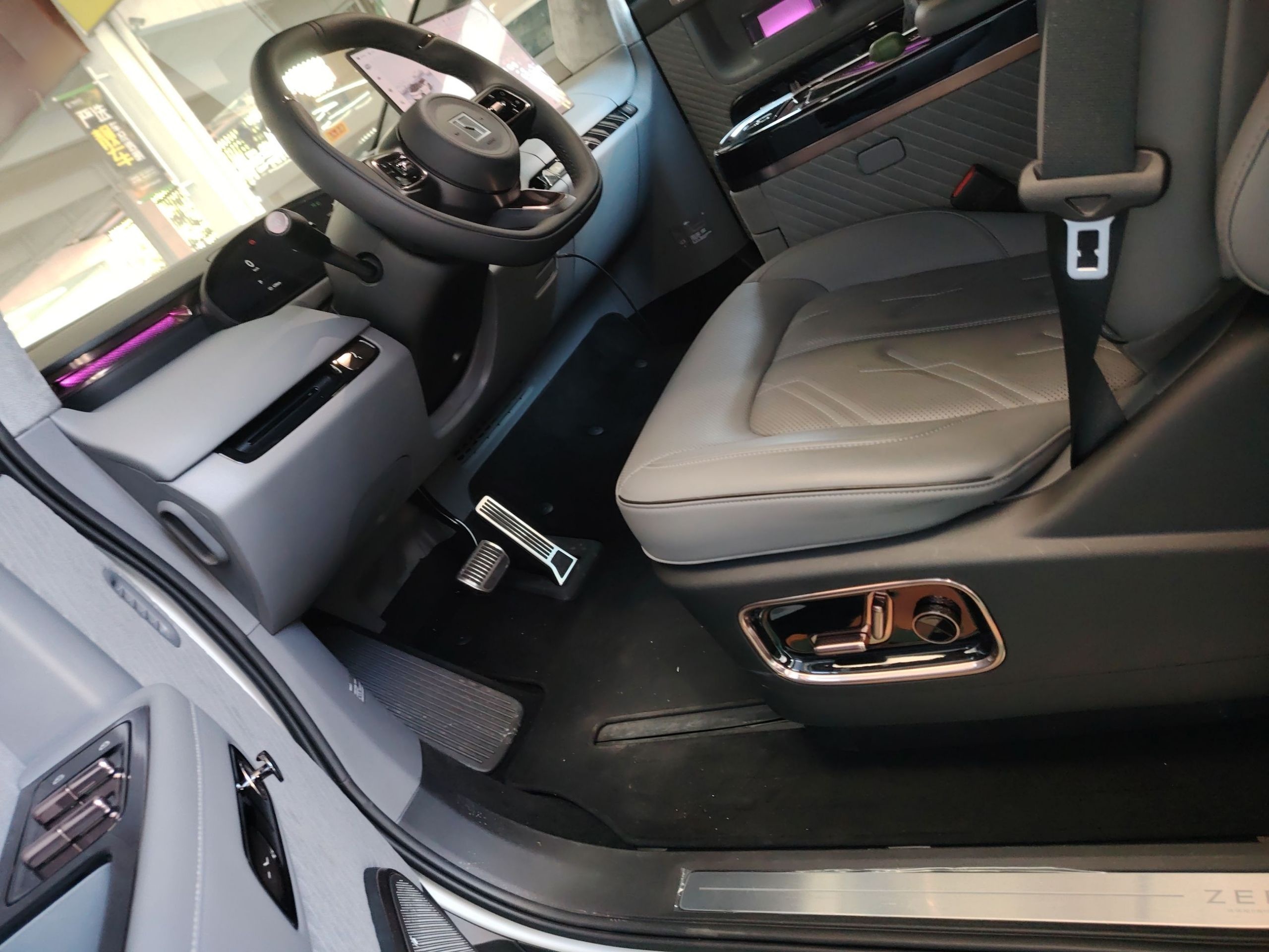 المقاعد الأمامية داخل السيارة