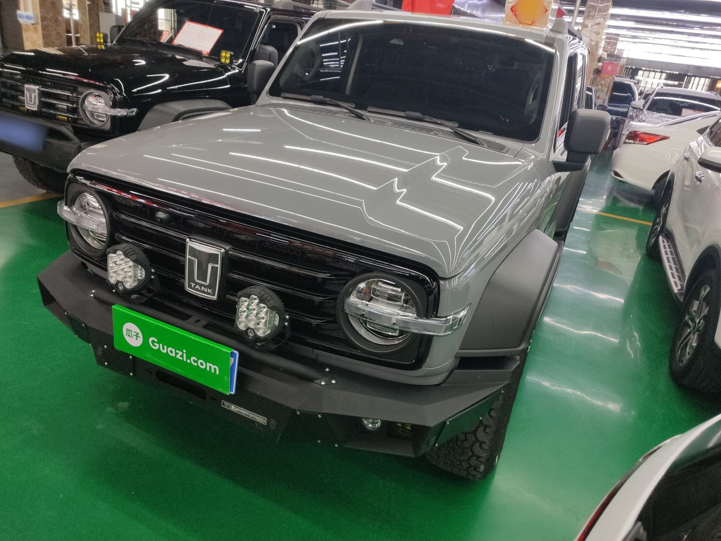 تحت مقدمة السيارة