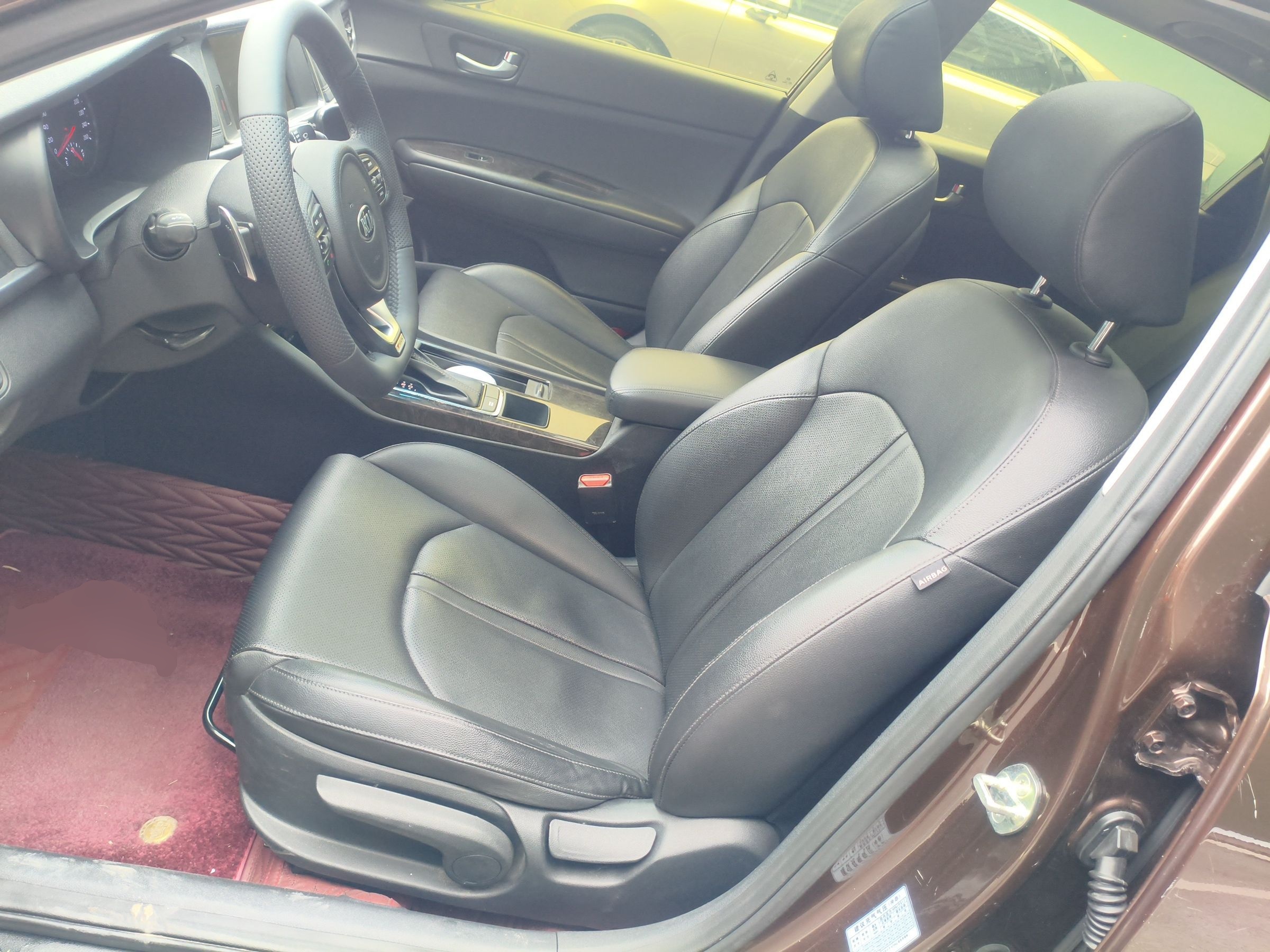 المقاعد الأمامية داخل السيارة