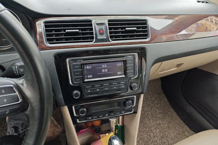 Used Volkswagen Santana 2013 1.6L Automatic Luxury Edition Audio And AC Panel