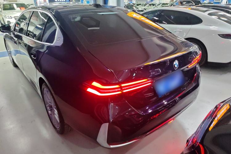 Used BMW 5 Series 2024 525Li Luxury Package Rear Left 45 Deg