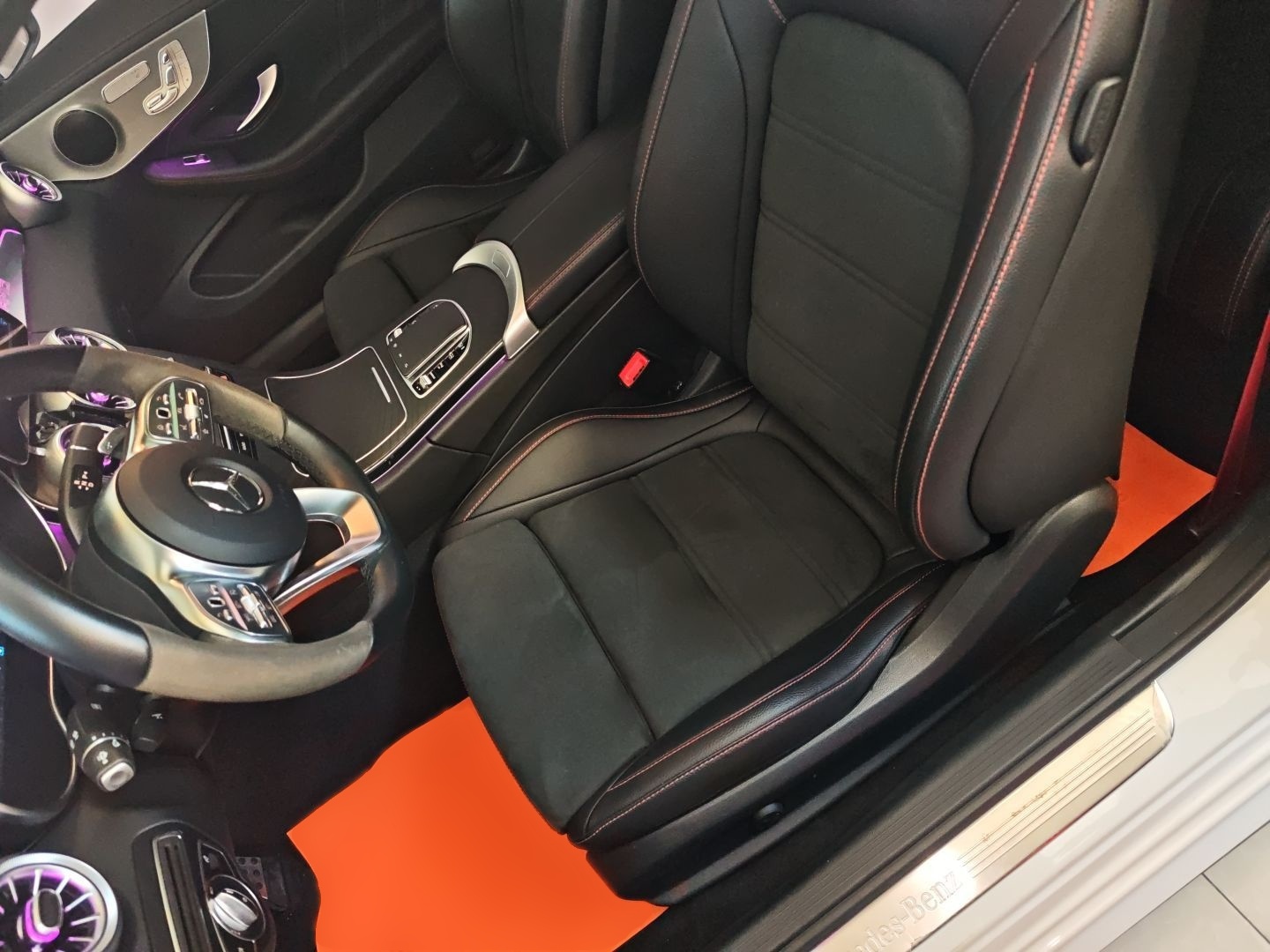 المقاعد الأمامية داخل السيارة