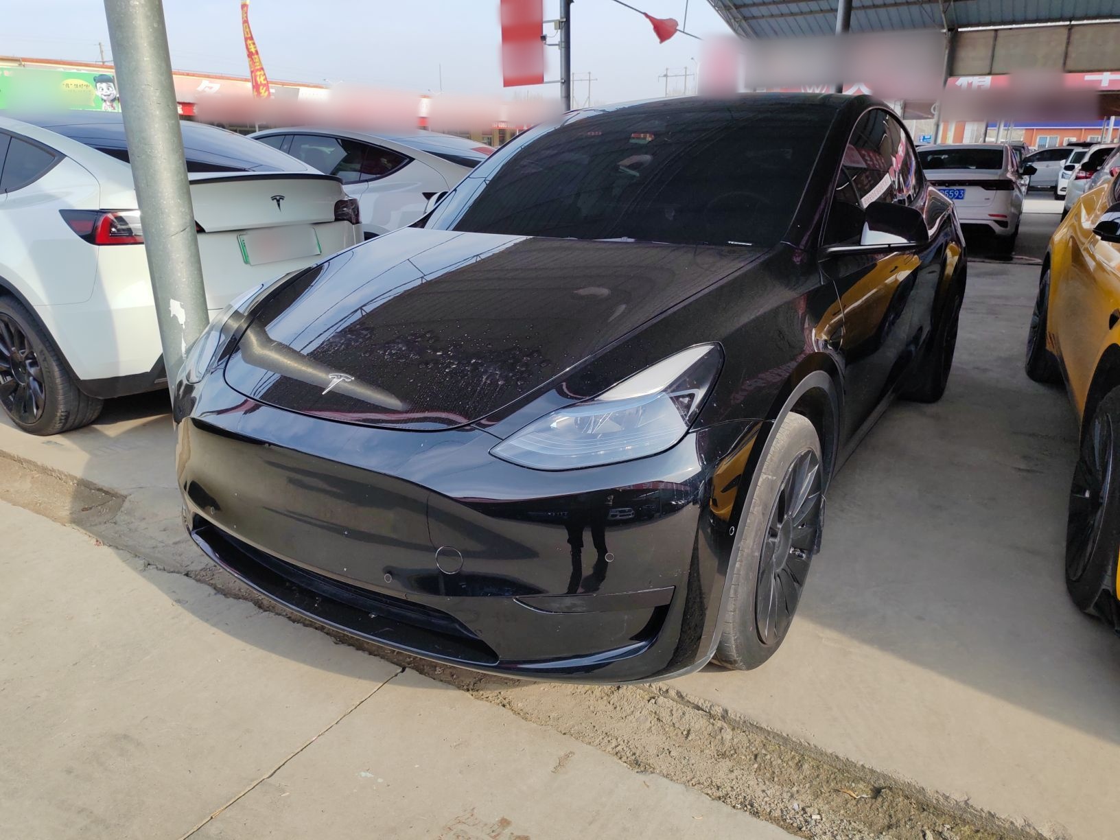 تحت مقدمة السيارة