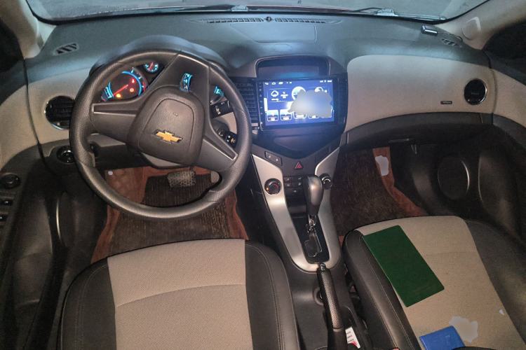 Used Chevrolet Cruze 2009 1.8L SE AT Center Console