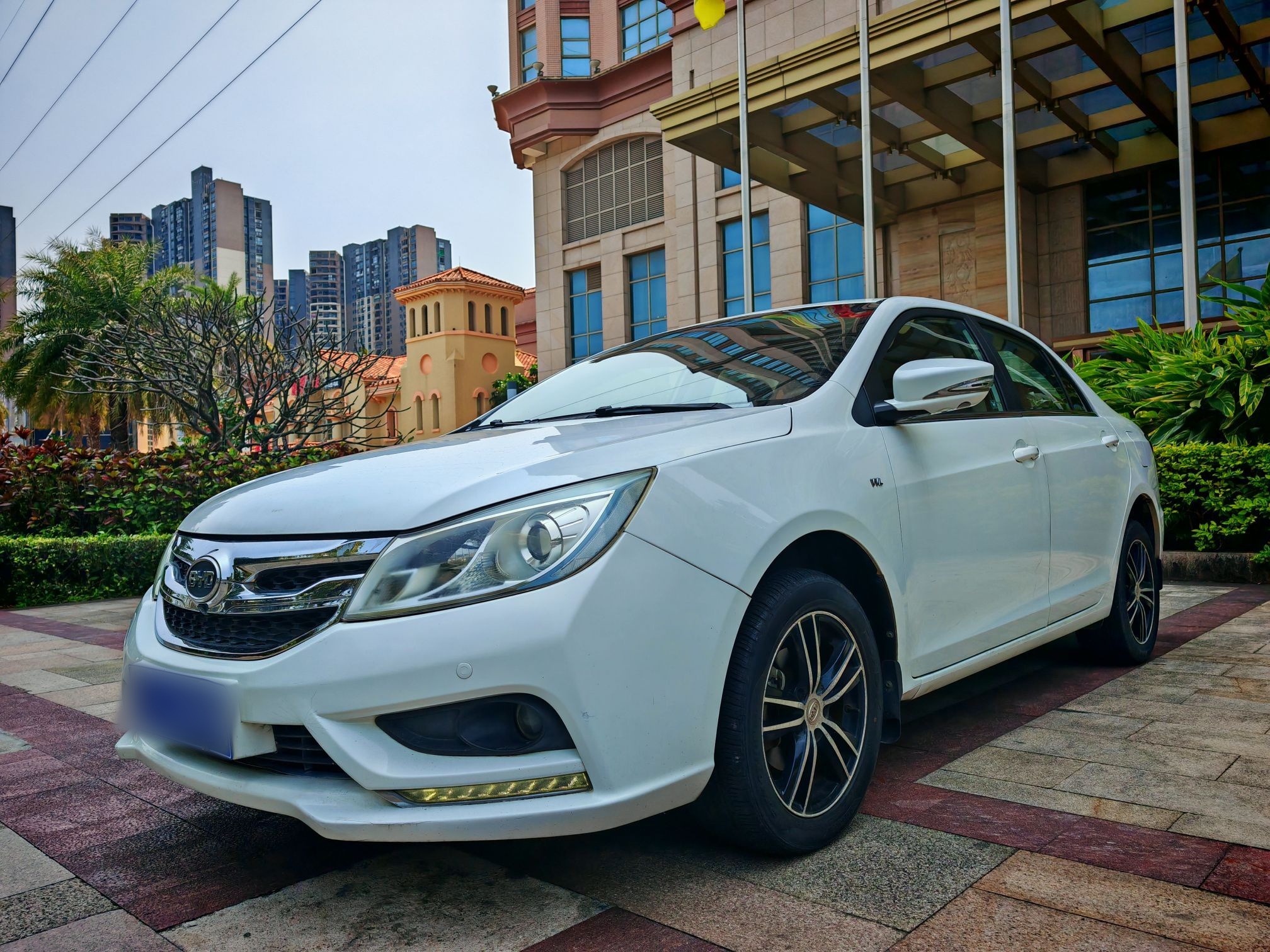 تحت مقدمة السيارة