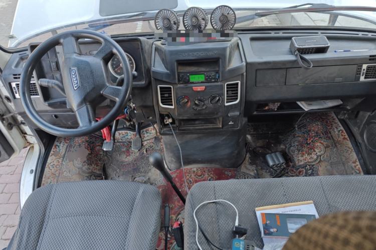 Used Iveco Daily 2020 2.8T V35 Box Truck with Dual Tires Mid-Roof Design 3 Seats Emission Standard China V