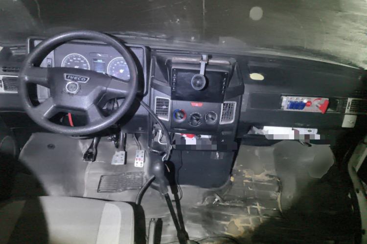 Used Iveco Daily 2020 2.5T A35 Passenger Van with Dual Tires Low Roof 5-9 Seats China V Emission Standard
