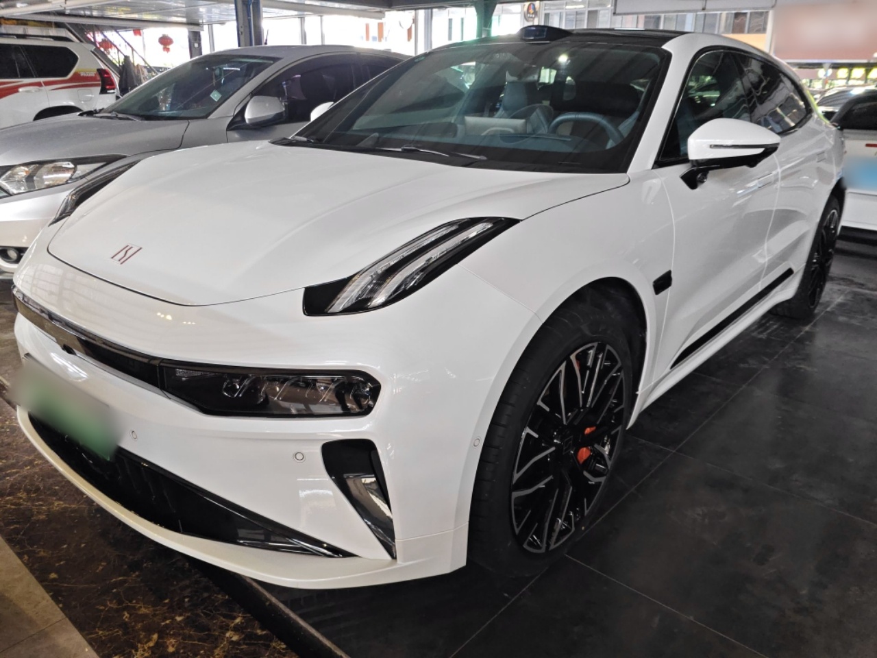 Под передней частью автомобиля