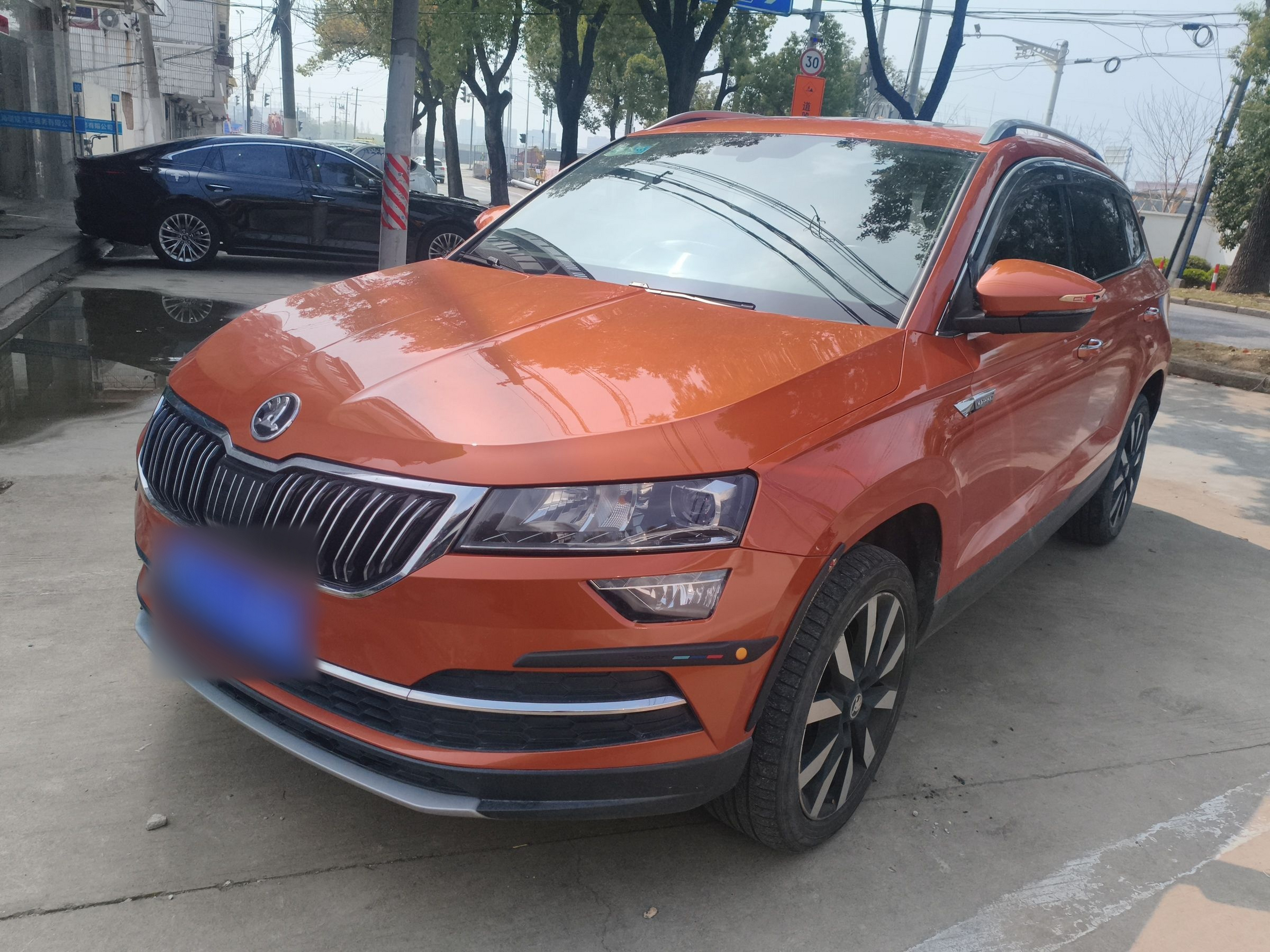 تحت مقدمة السيارة