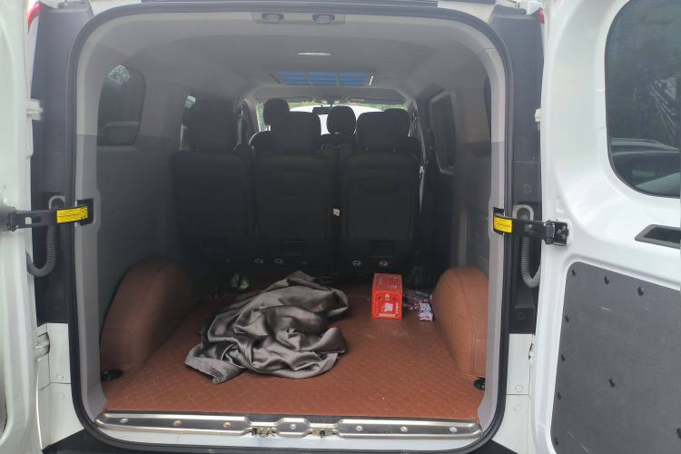 Used SAIC MAXUS Xintu V70 2023 2.0T Elite Edition Manual Transmission Short Wheelbase Low Roof 5/6 Seats (125 hp)