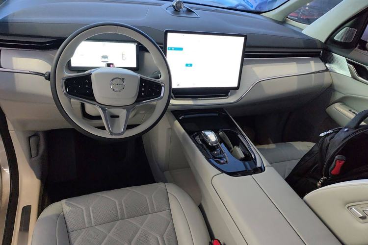 Used Volvo EM90 2025 Ultra Six-Seater
