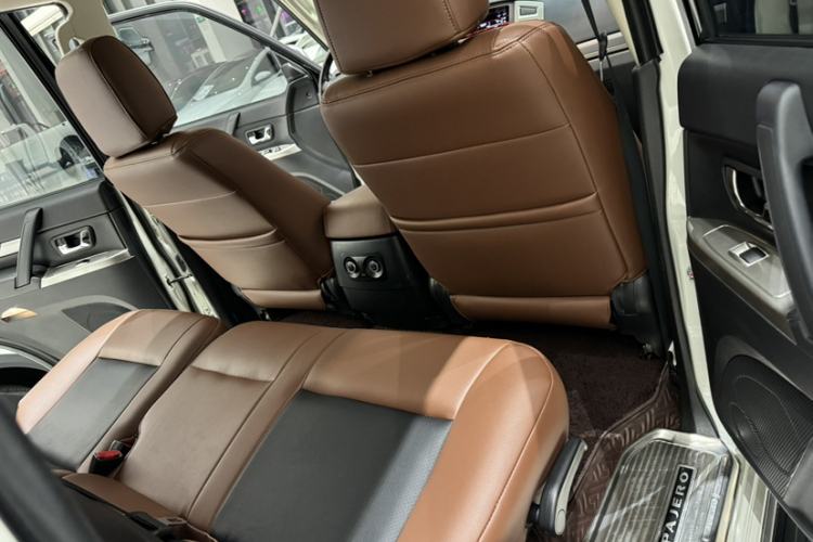 Used Mitsubishi Pajero  Interior 10