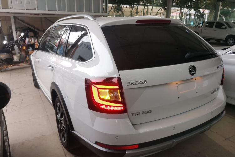 Used Skoda Octavia 2018 Station Wagon TSI230 DSG Luxury Edition Exterior 2