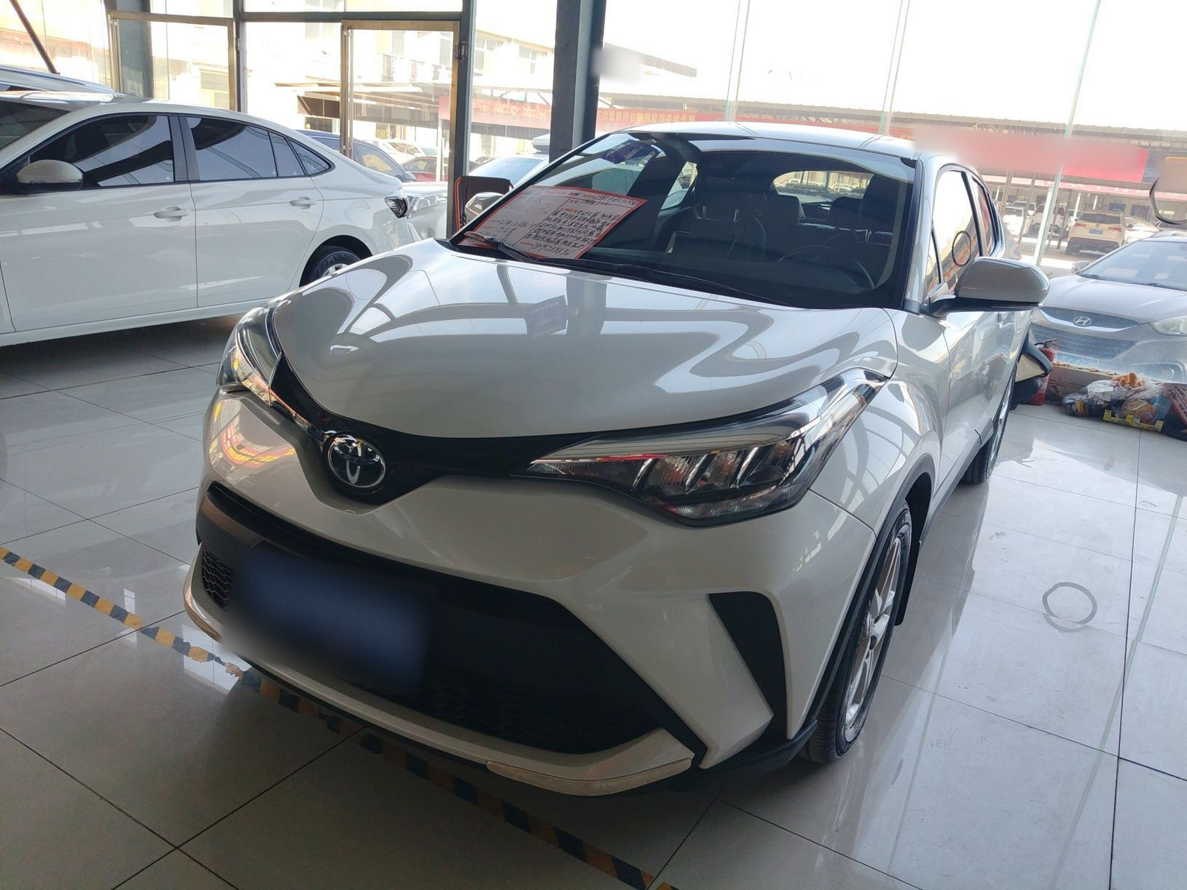 تحت مقدمة السيارة