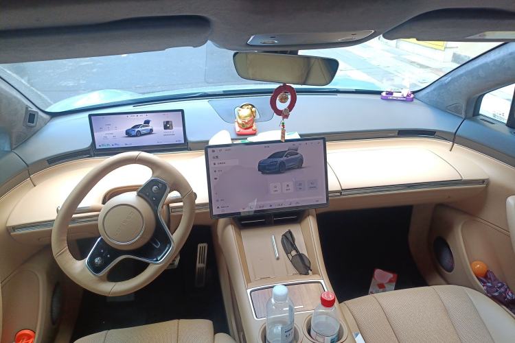 Used Hima Luxeed R7 2025 Range-Extended Version 251 km Max Center Console