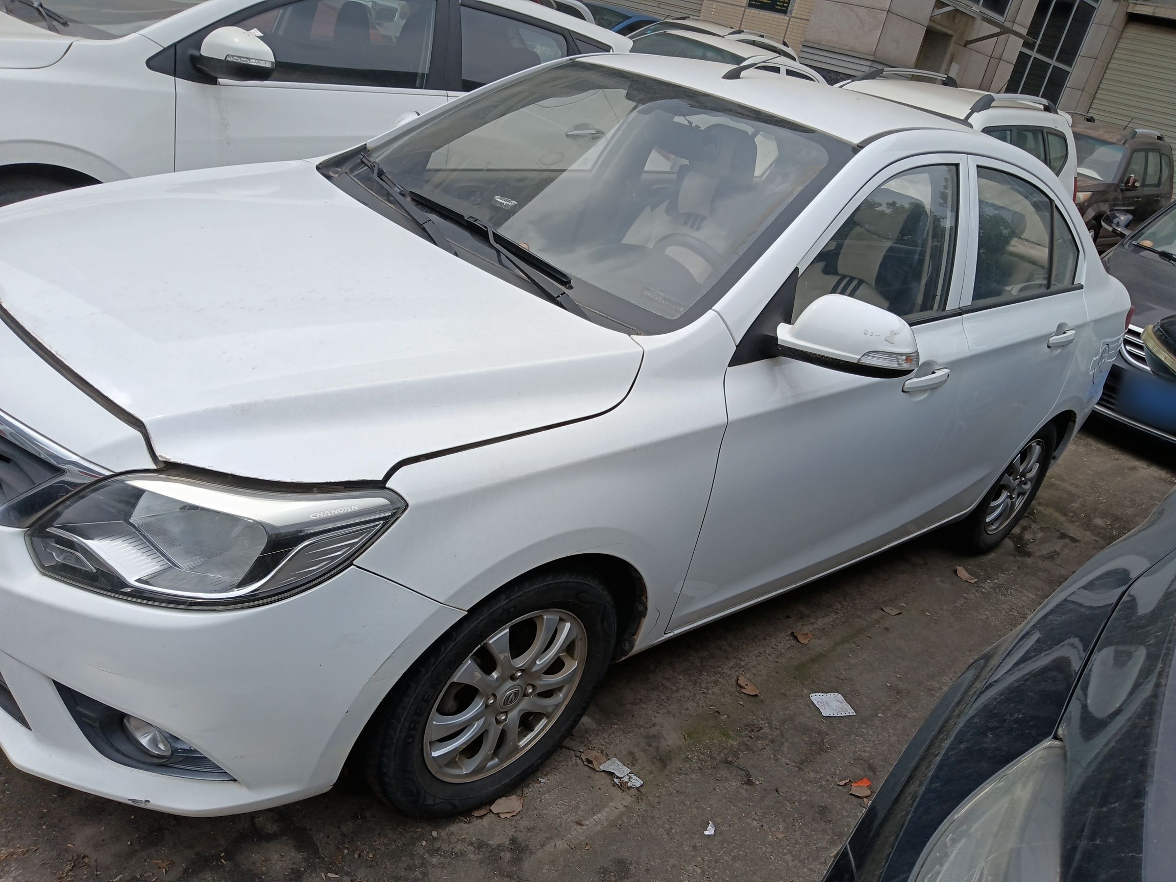 تحت مقدمة السيارة