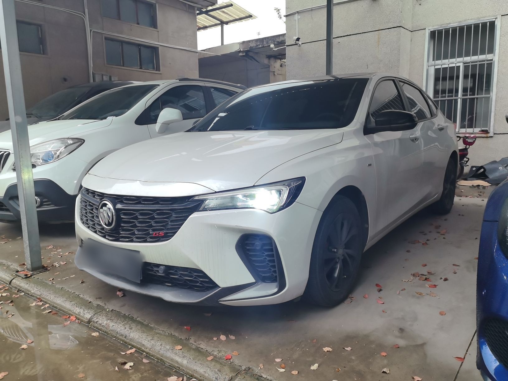 Под передней частью автомобиля