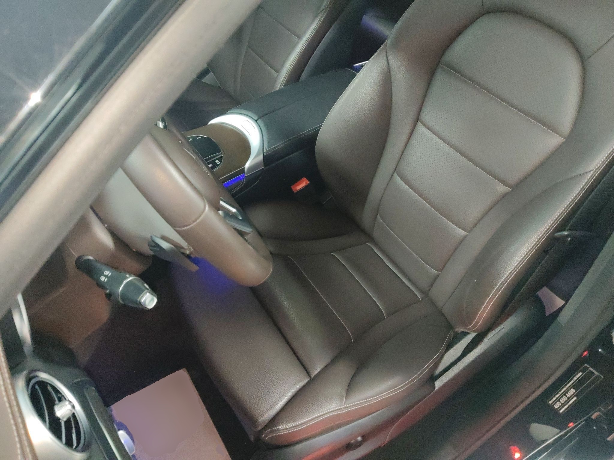 المقاعد الأمامية داخل السيارة