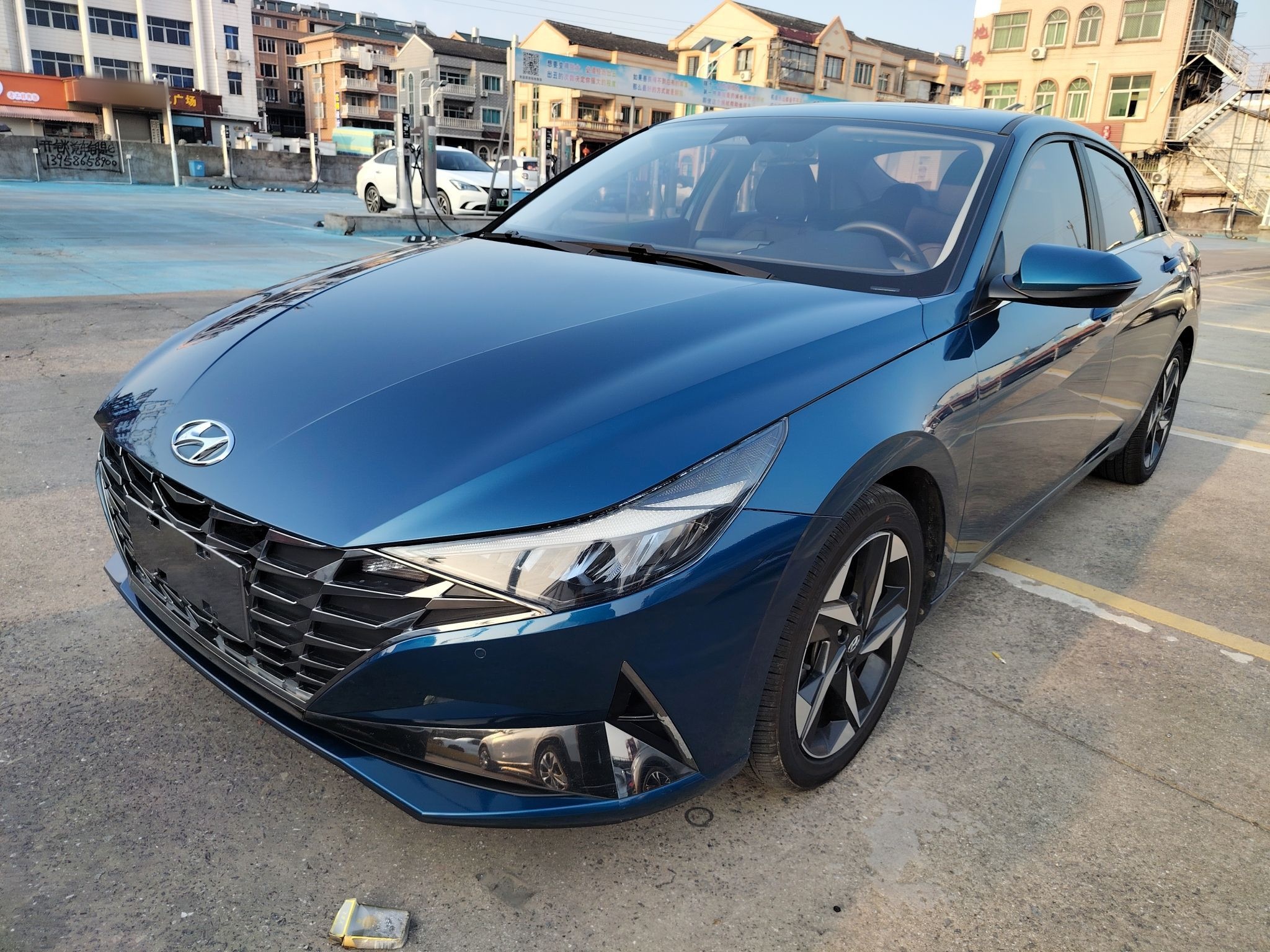 تحت مقدمة السيارة