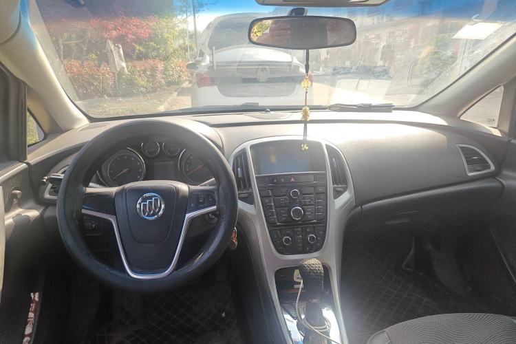 Used Buick GT 2013 XT 1.6L Automatic Fashion Edition Center Console