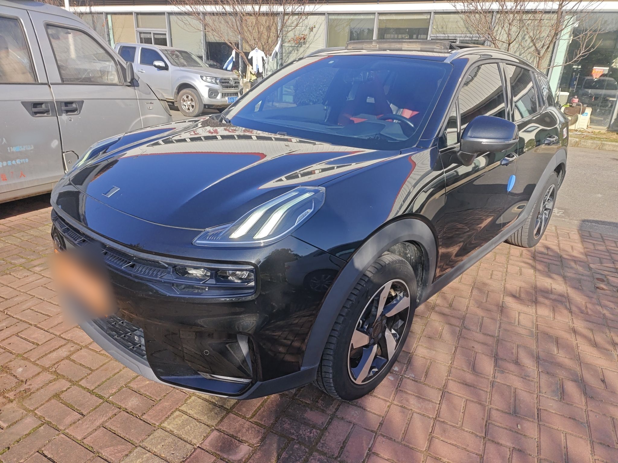 Под передней частью автомобиля