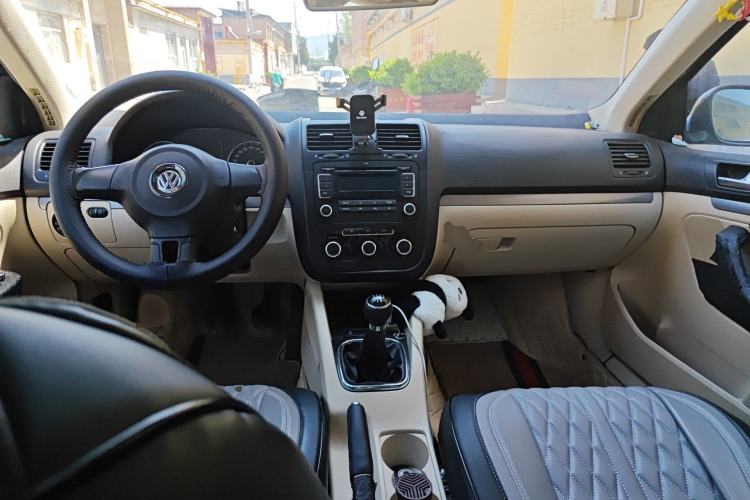 Used Volkswagen Sagitar 2011 1.6L Manual Comfort Version Center Console