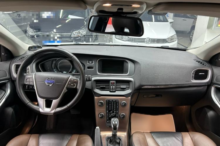 Used Volvo V40 2014 Cross Country T5 AWD Smart Luxury Edition