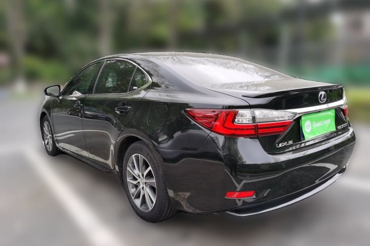 Used Lexus ES 2015 300h Comfort Edition Rear Left 45 Deg