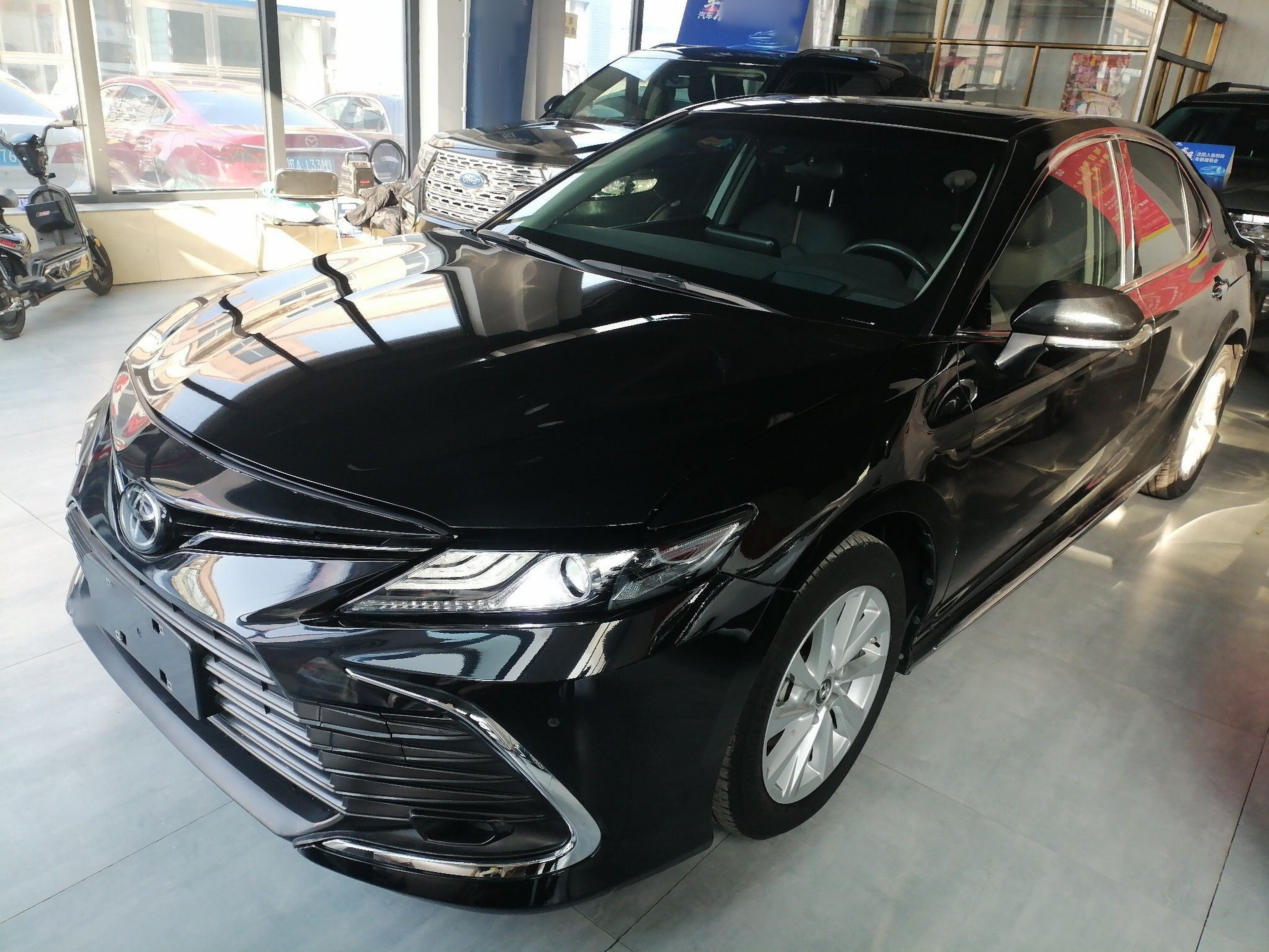 Под передней частью автомобиля