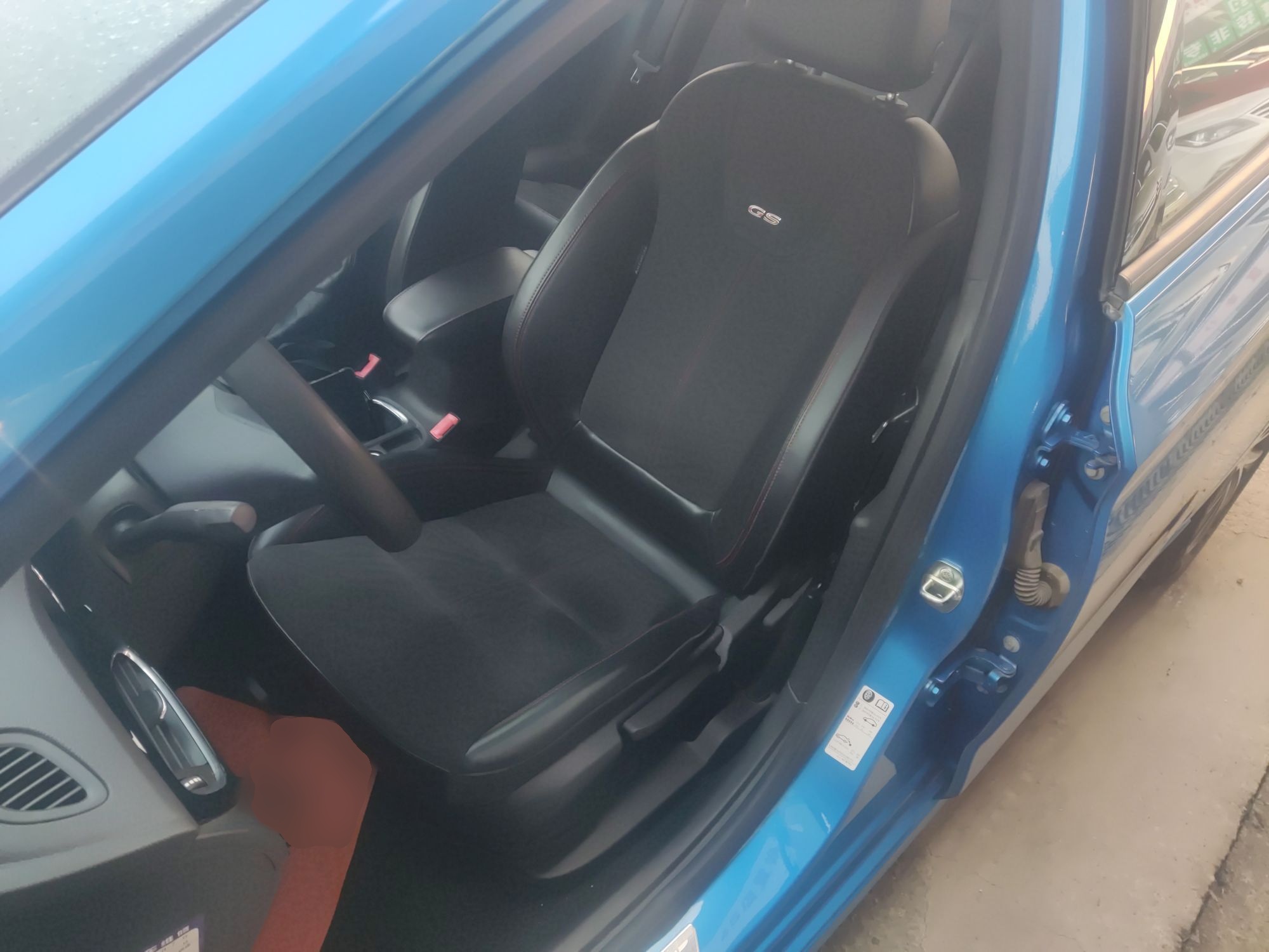 Переднее сиденье в автомобиле