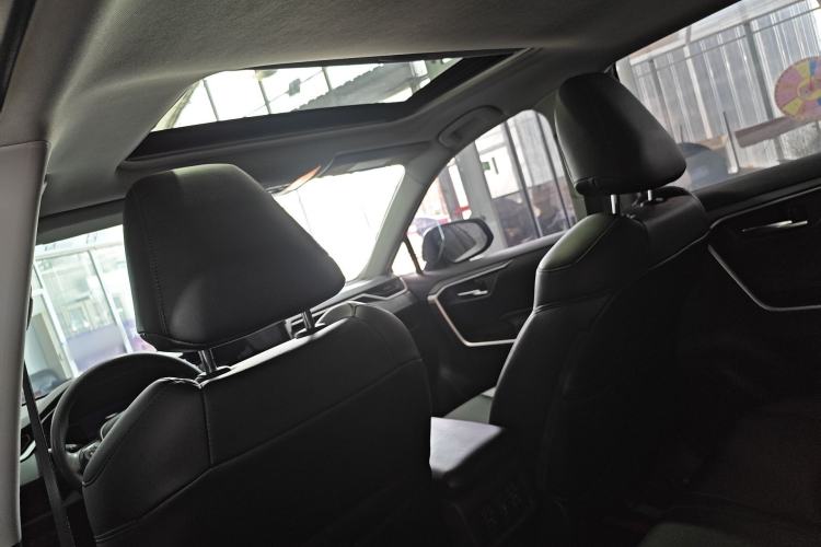 Used Toyota RAV4 2021 2.0L CVT Two-Wheel Drive Fashion Edition Interior 4