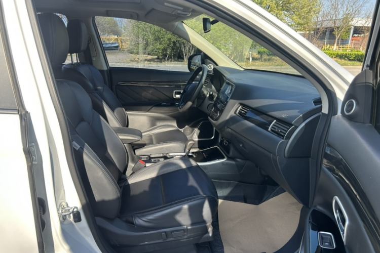 Used Mitsubishi Outlander 2019 2.0L Two-Wheel Drive Comfort Edition 5 Seats China VI Standard Interior 11