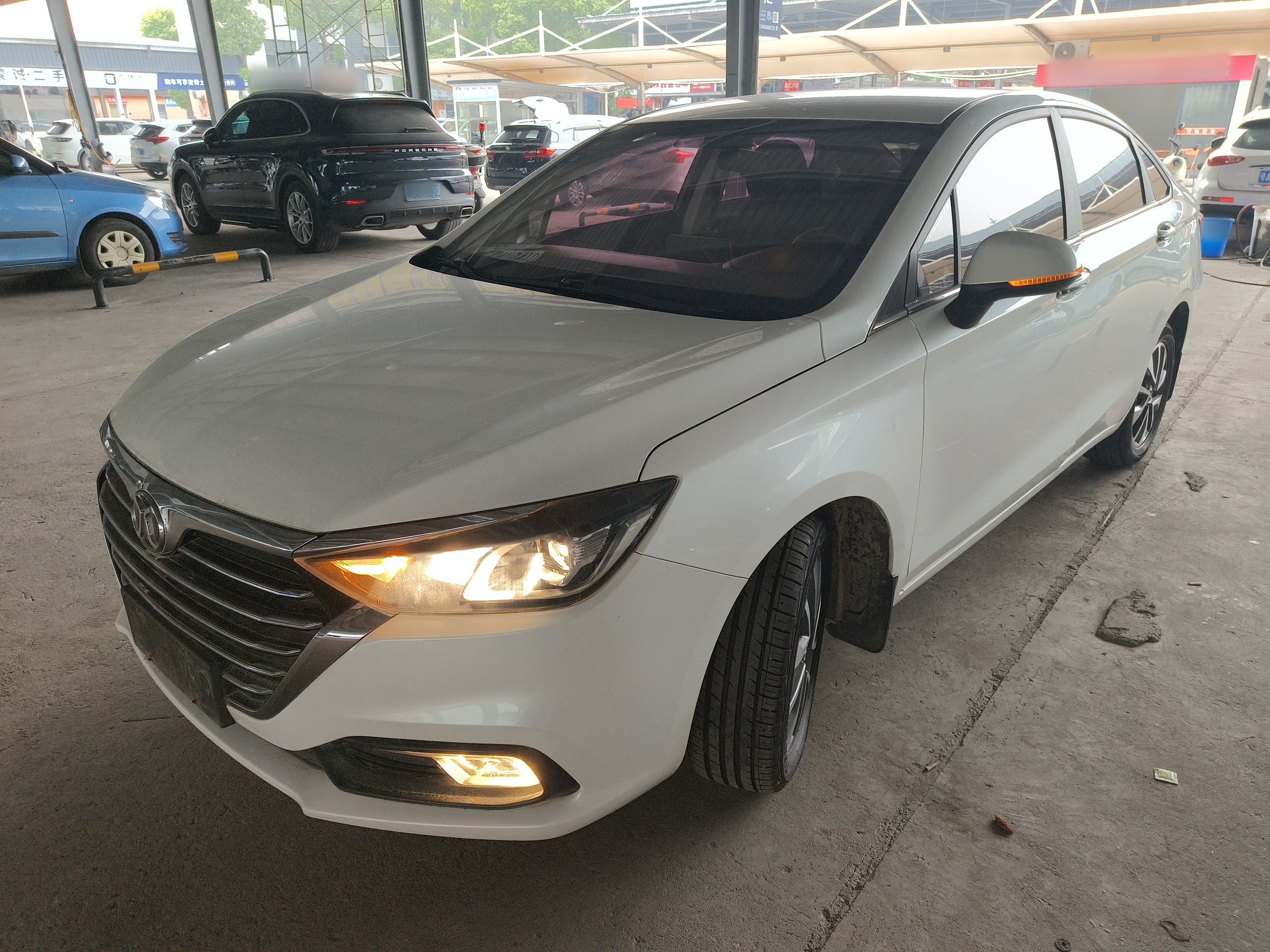 Под передней частью автомобиля