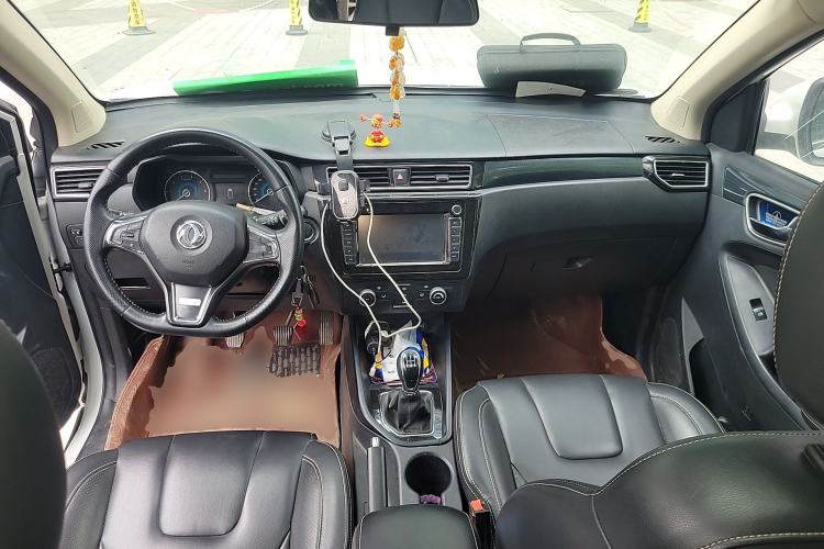 Used Dongfeng Fengon 580 2016 1.8L Manual Comfort Model Center Console