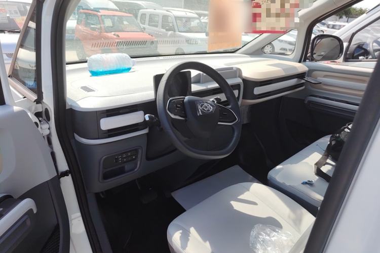 Used SAIC MAXUS Dana V1 2025 V1 Short Wheelbase Low-Roof Multi-Function Version (42 kWh)