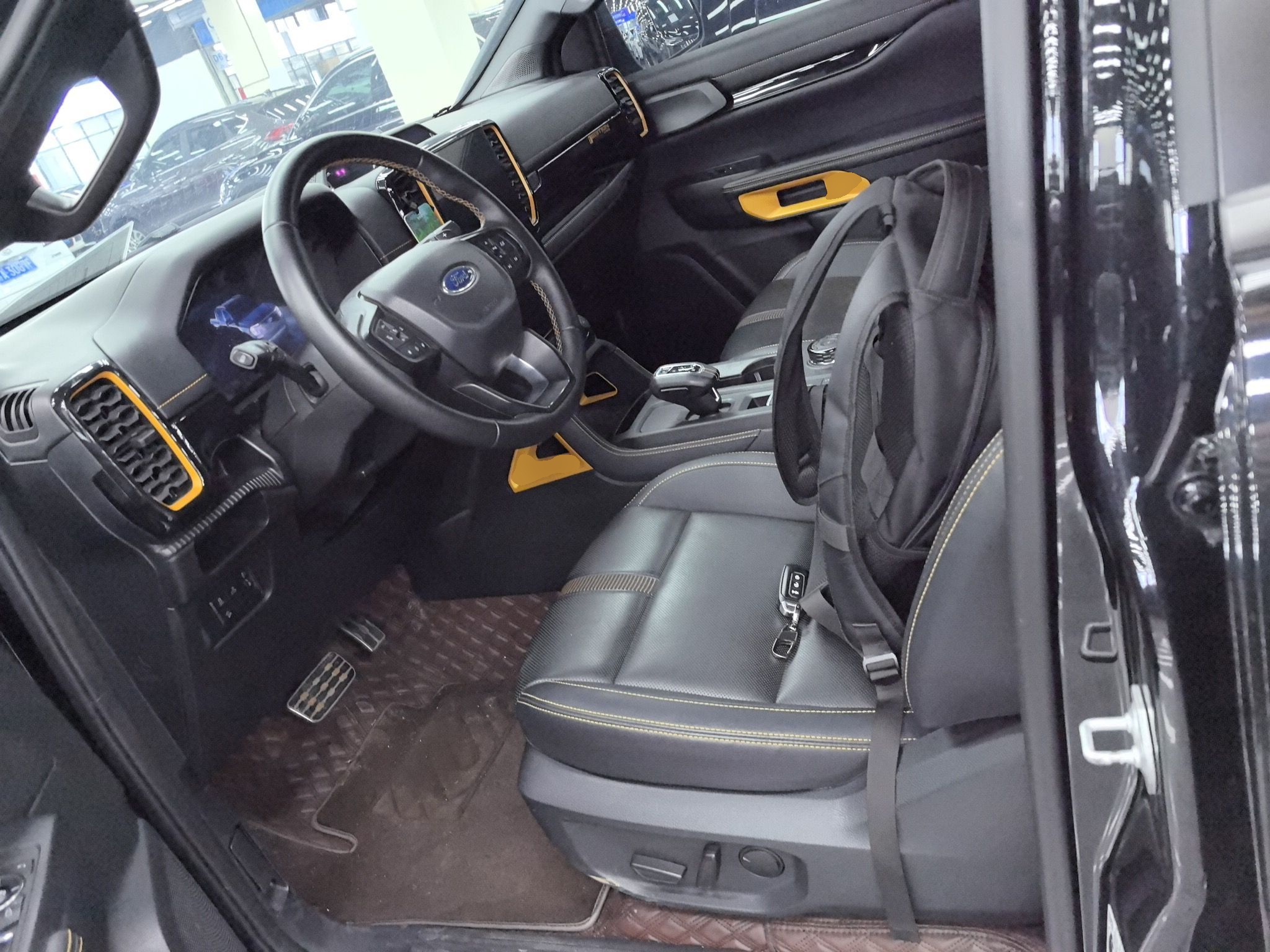 Переднее сиденье в автомобиле