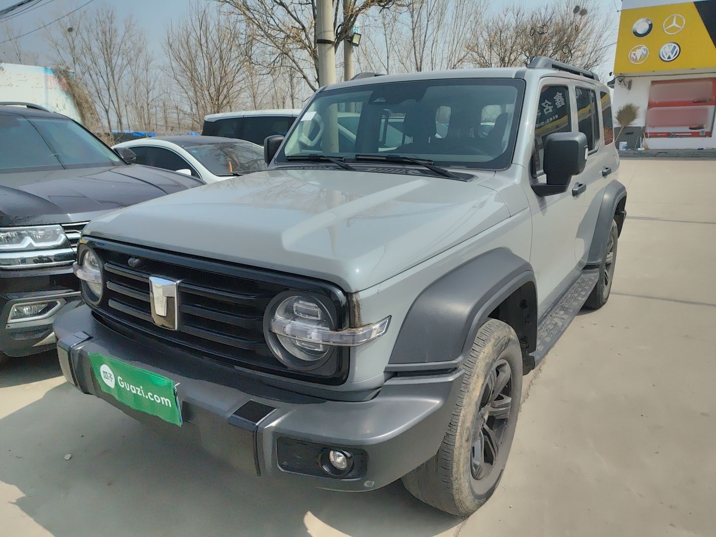 Под передней частью автомобиля